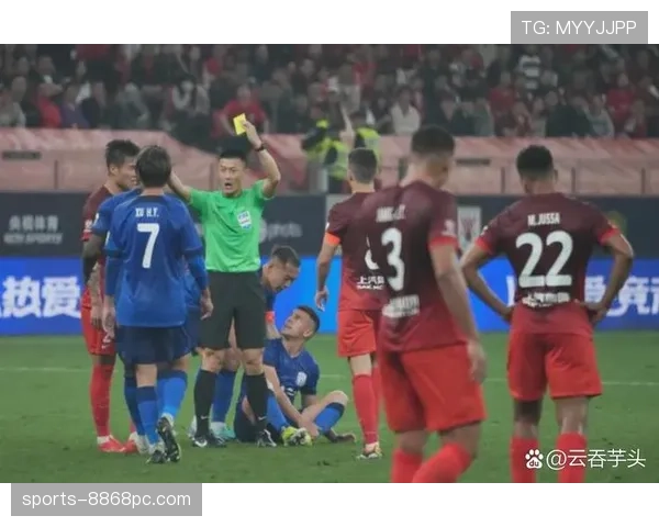 抢门将手中球规则：什么时候算犯规裁判为何这么判？